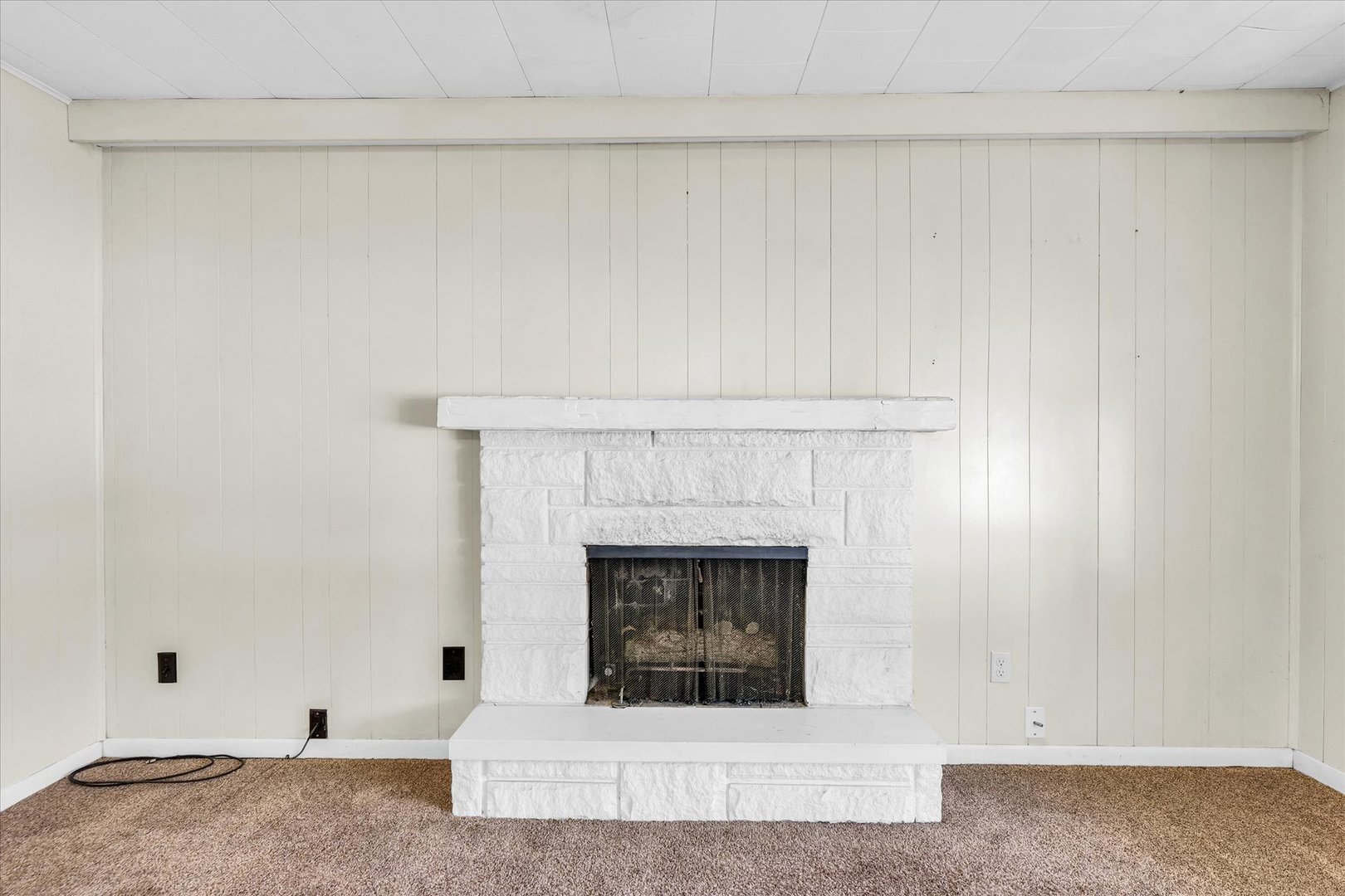 101 Delmar Catlin, IL 61817 - Photo 9 of 32 a living room with a fireplace and a fireplace