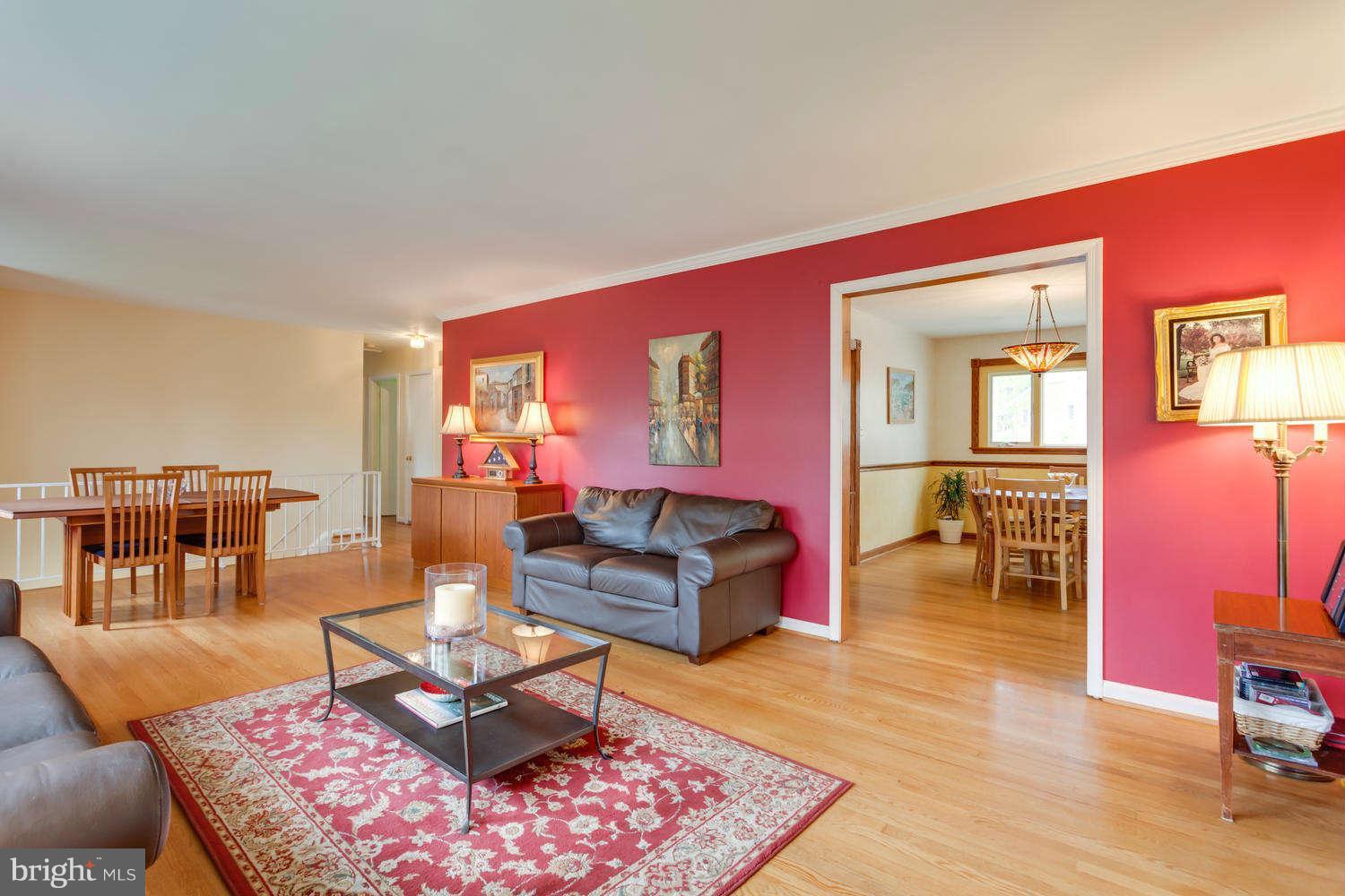 7113 Thrasher Road McLean, VA 22101 - Photo 11 of 28 Living Room