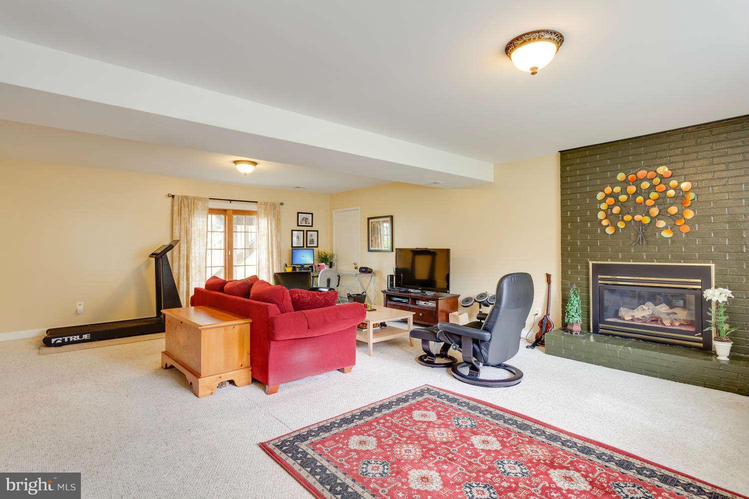7113 Thrasher Road McLean, VA 22101 - Photo 4 of 28 Family Room