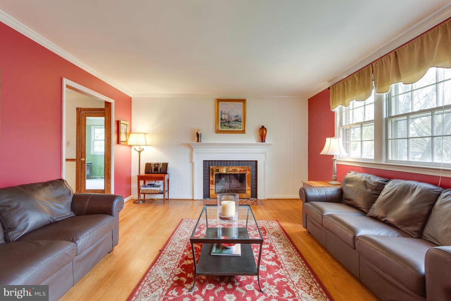 7113 Thrasher Road McLean, VA 22101 - Photo 9 of 28 Living Room