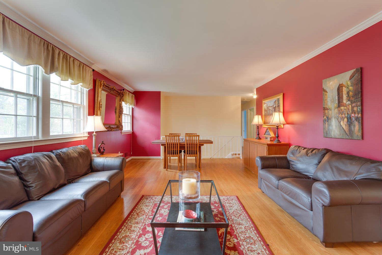 7113 Thrasher Road McLean, VA 22101 - Photo 10 of 28 Living Room