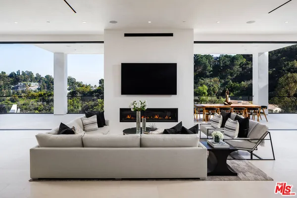 $300,000 | 10697 Somma Way, Los Angeles, CA 90077