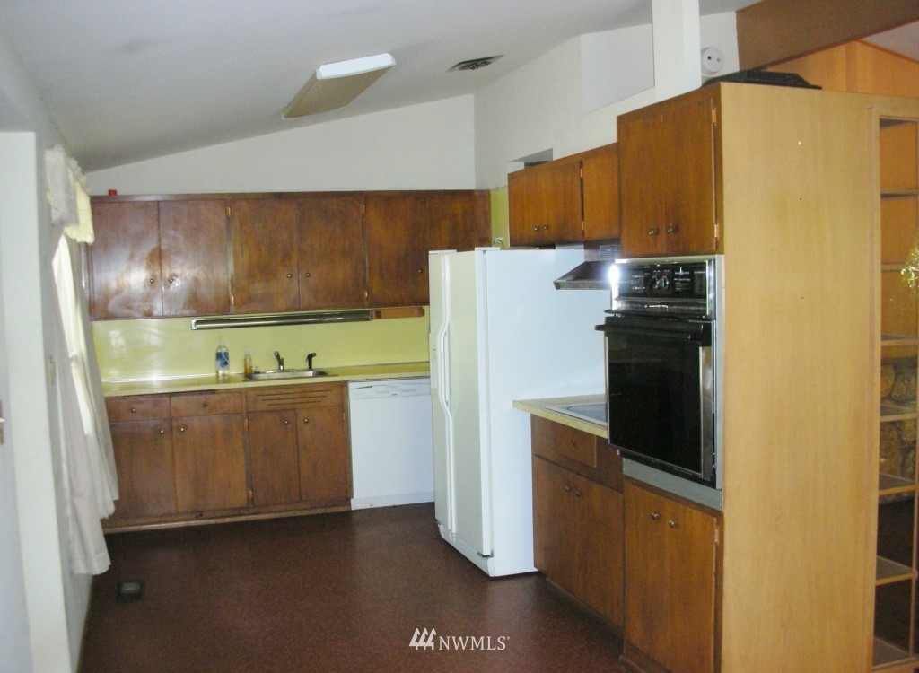 16844 Sylvester Road Southwest Normandy Park, WA 98166 - Photo 4 of 15 Gallery Image 4
