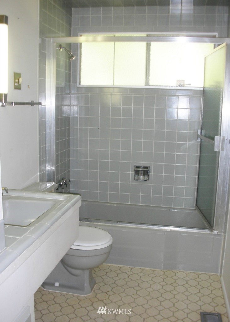 16844 Sylvester Road Southwest Normandy Park, WA 98166 - Photo 9 of 15 Gallery Image 9