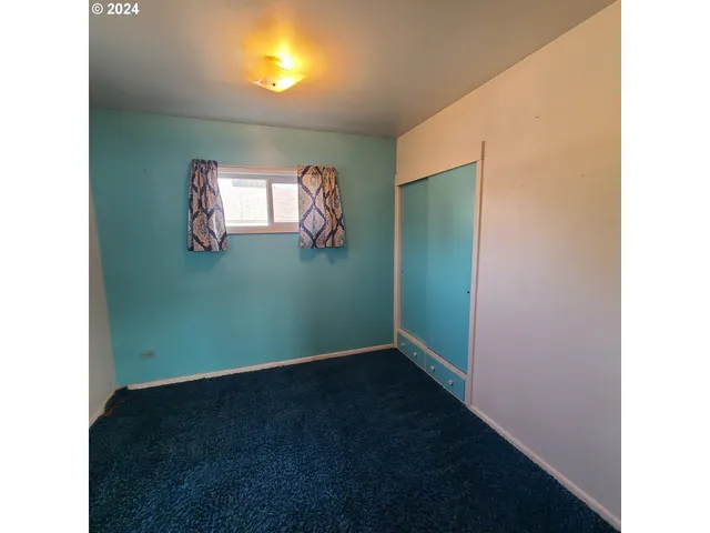 a view of empty room with window