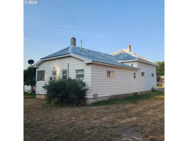 a view of a house with backyard