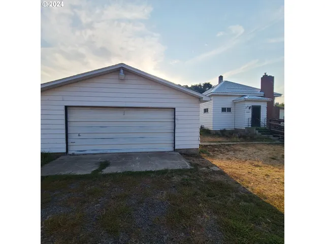 a house view with a backyard space
