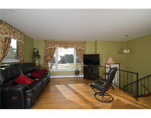415 River Road Topsham, ME 04086 - Photo 3 of 13 Living Room.