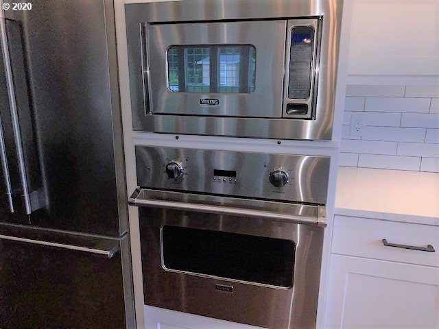 19763 Parrish Road Oregon City, OR 97045 - Photo 8 of 28 a stove top oven sitting inside of a kitchen