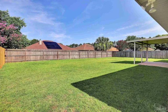 a view of a backyard