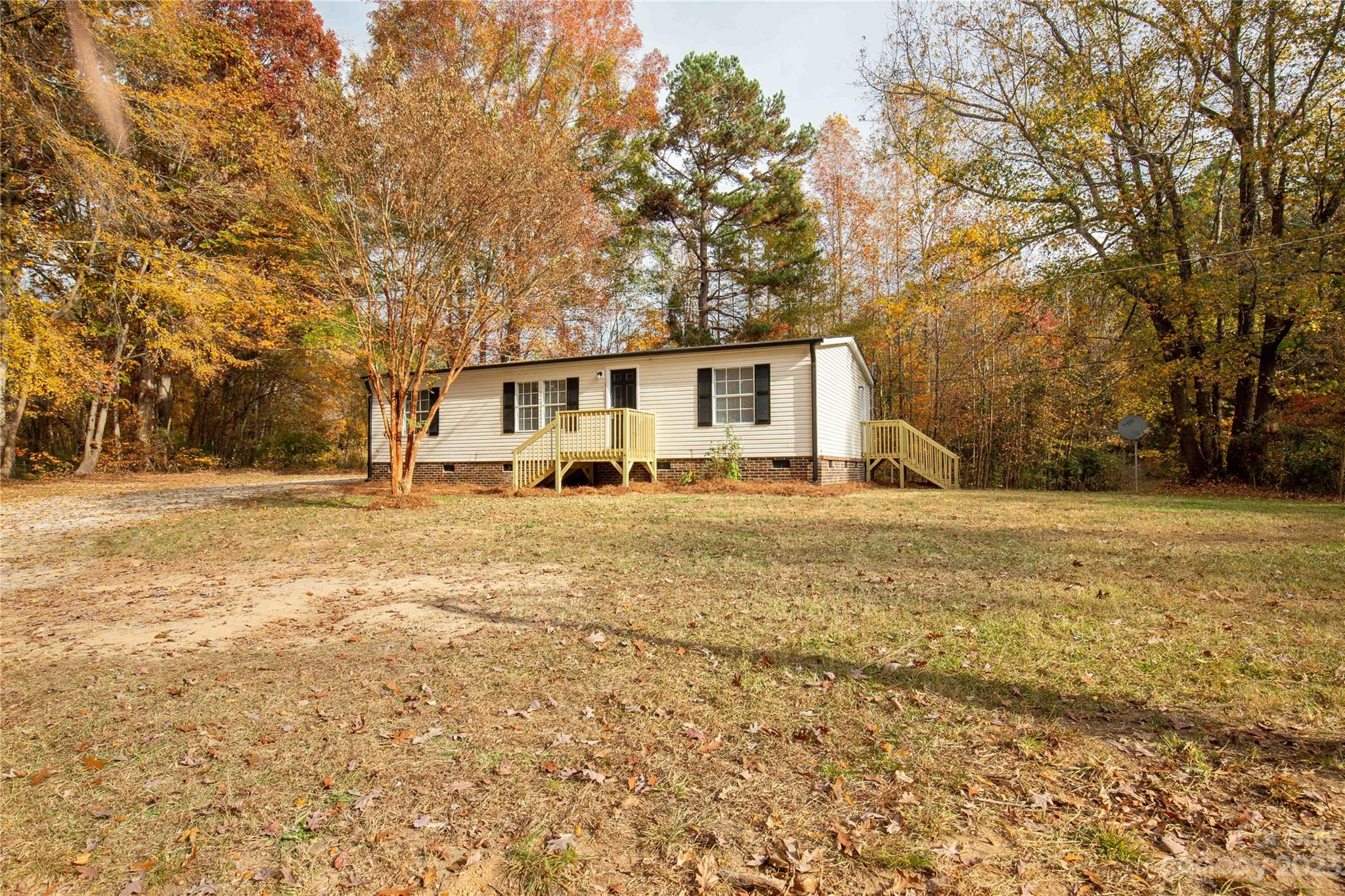 995 Longleaf Road York, SC 29745 - Photo 2 of 30 a front view of house with yard