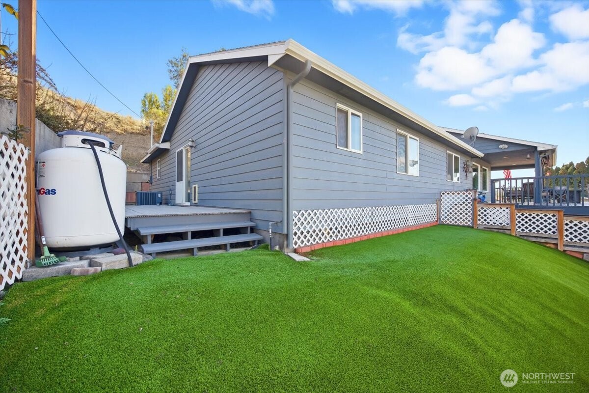 372 Harbor Boulevard Burbank, WA 99323 - Photo 11 of 31 a view of a backyard with a small cabin