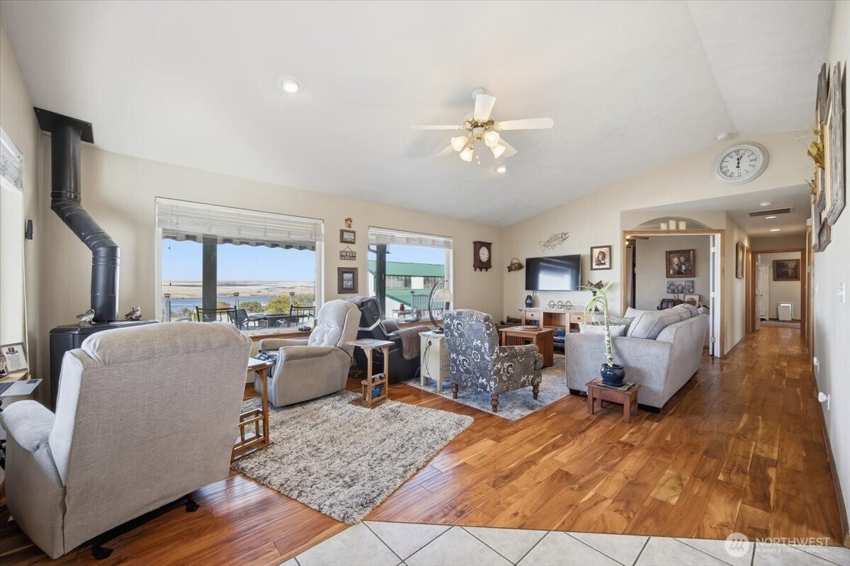 372 Harbor Boulevard Burbank, WA 99323 - Photo 13 of 31 a living room with furniture