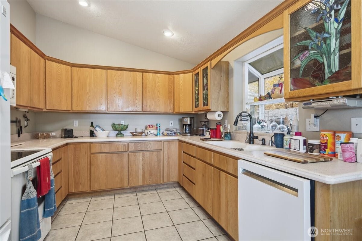 372 Harbor Boulevard Burbank, WA 99323 - Photo 19 of 31 a kitchen with a sink cabinets and window