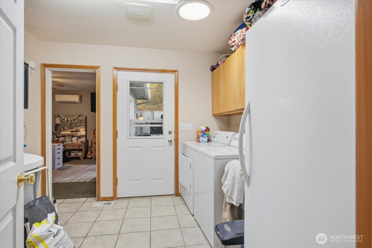 372 Harbor Boulevard Burbank, WA 99323 - Photo 22 of 31 a room with a washer and dryer