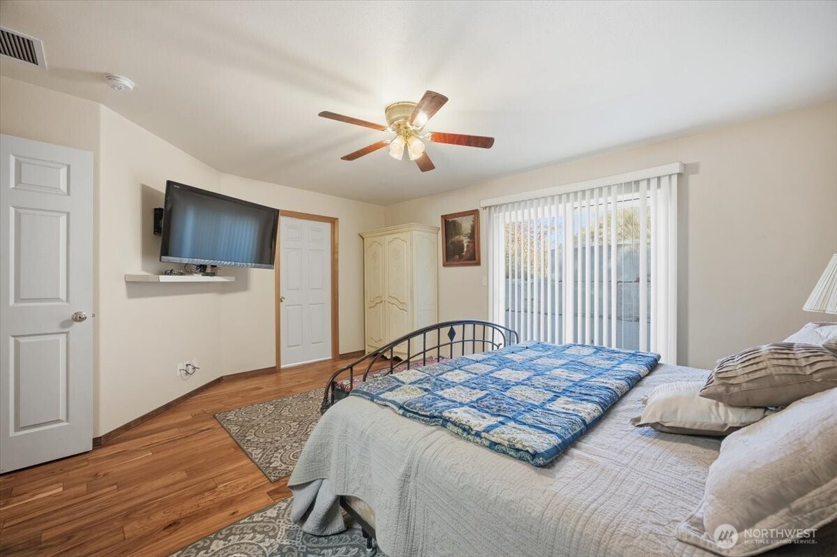 372 Harbor Boulevard Burbank, WA 99323 - Photo 29 of 31 a bedroom with a bed and a flat screen tv