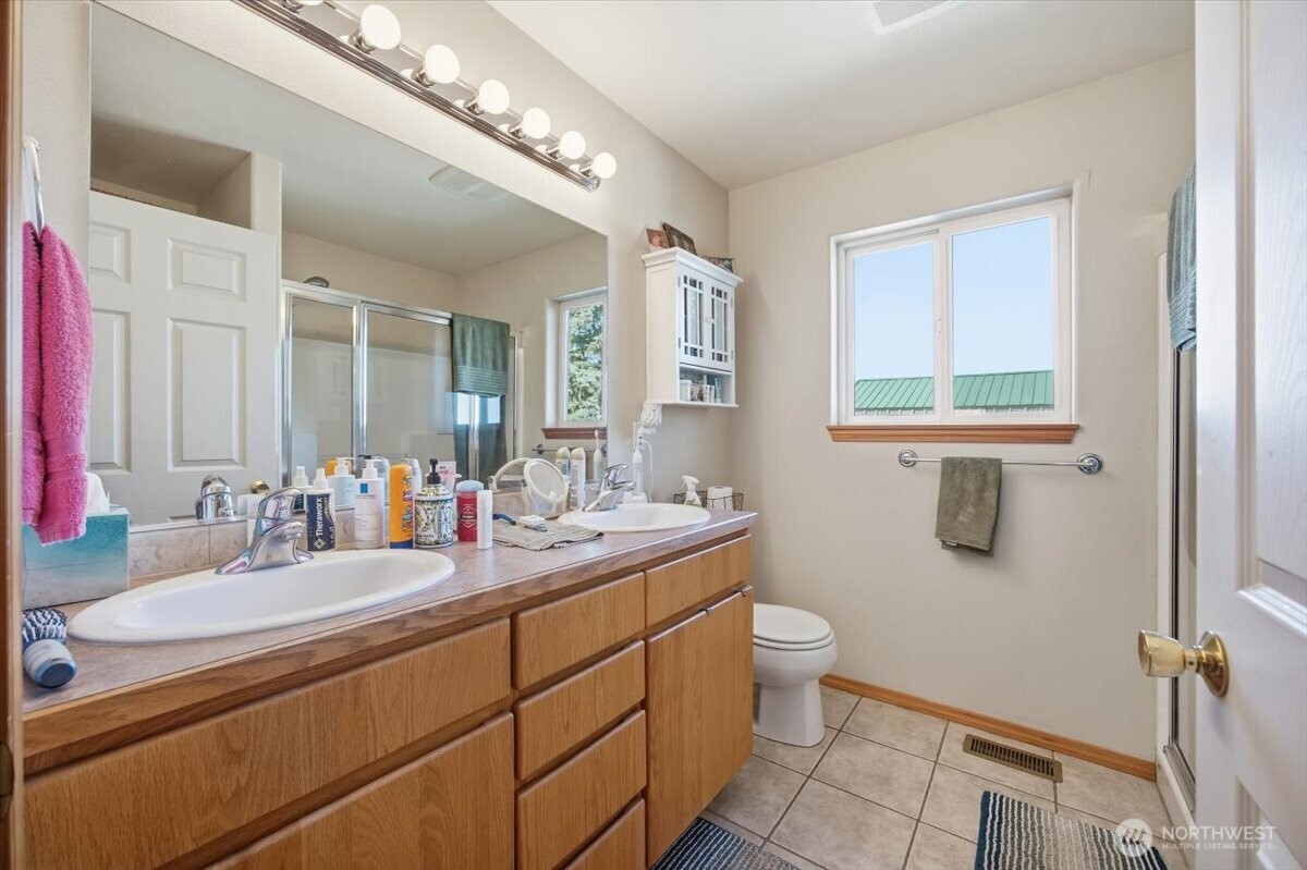 372 Harbor Boulevard Burbank, WA 99323 - Photo 31 of 31 a bathroom with a double vanity sink toilet and a mirror