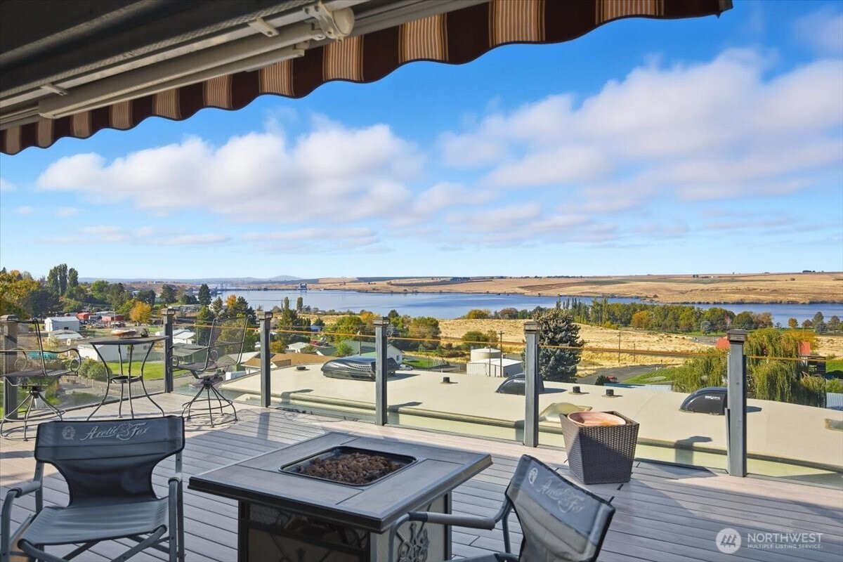 372 Harbor Boulevard Burbank, WA 99323 - Photo 8 of 31 a view of a terrace with seating area