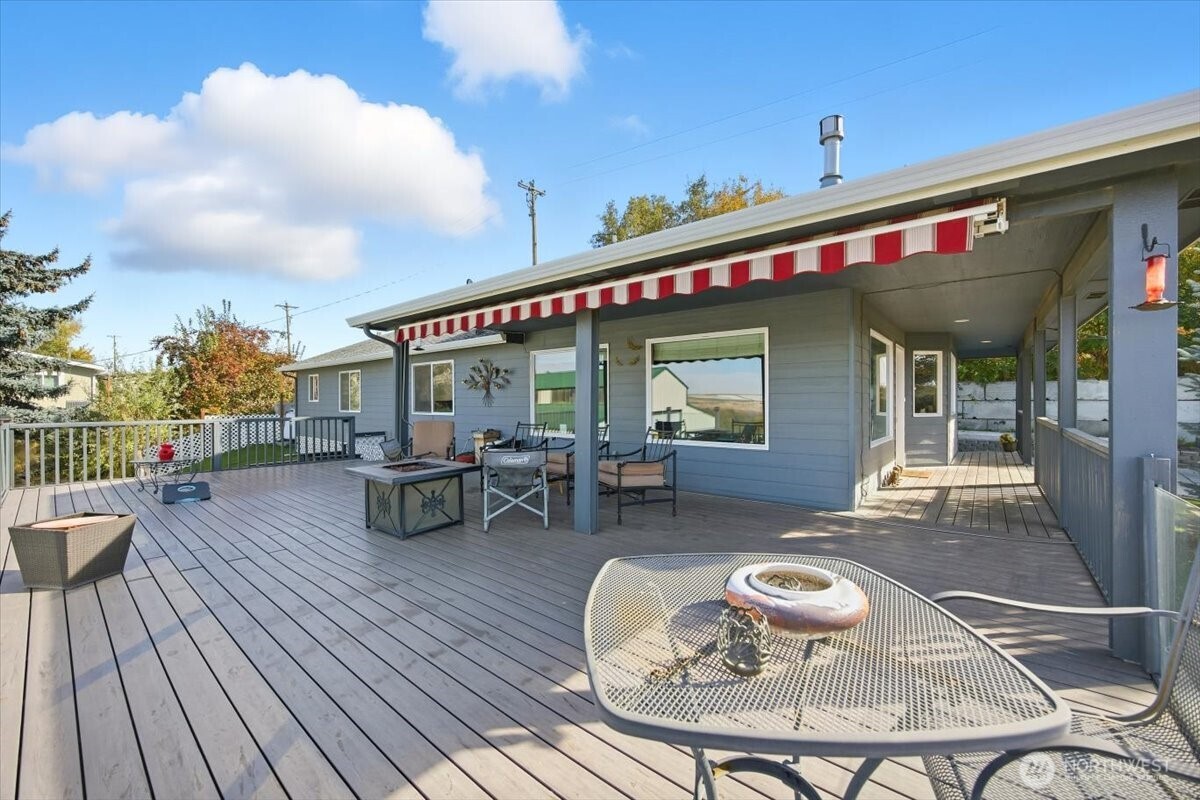 372 Harbor Boulevard Burbank, WA 99323 - Photo 9 of 31 a view of a dinning tables and chairs in the roof deck