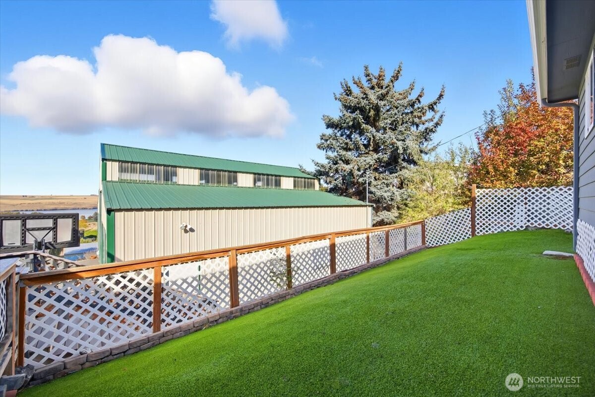 372 Harbor Boulevard Burbank, WA 99323 - Photo 10 of 31 a view of a bench in the garden