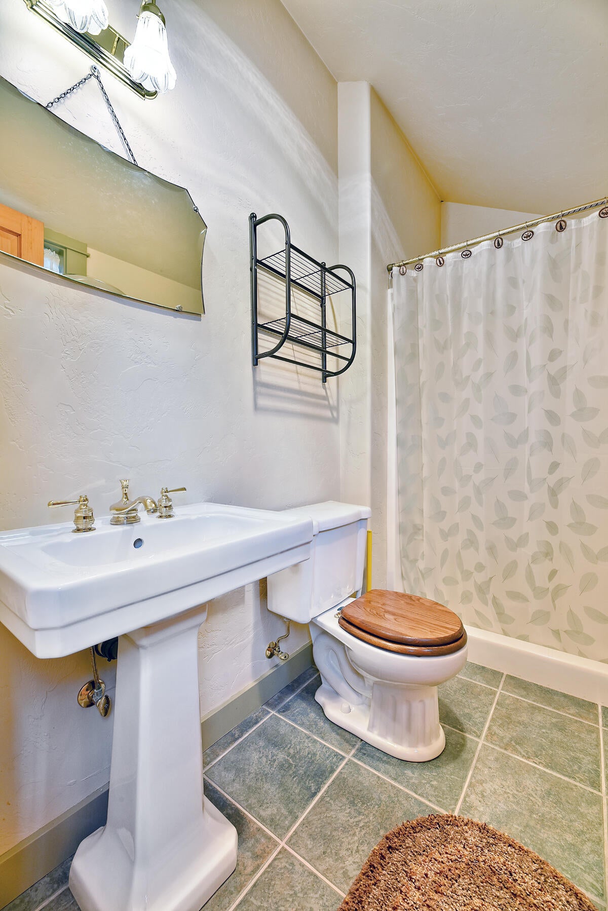1800 Old Military Road Central Point, OR 97502 - Photo 36 of 49 Upstairs bath