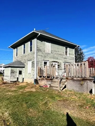 a view of a house with backyard