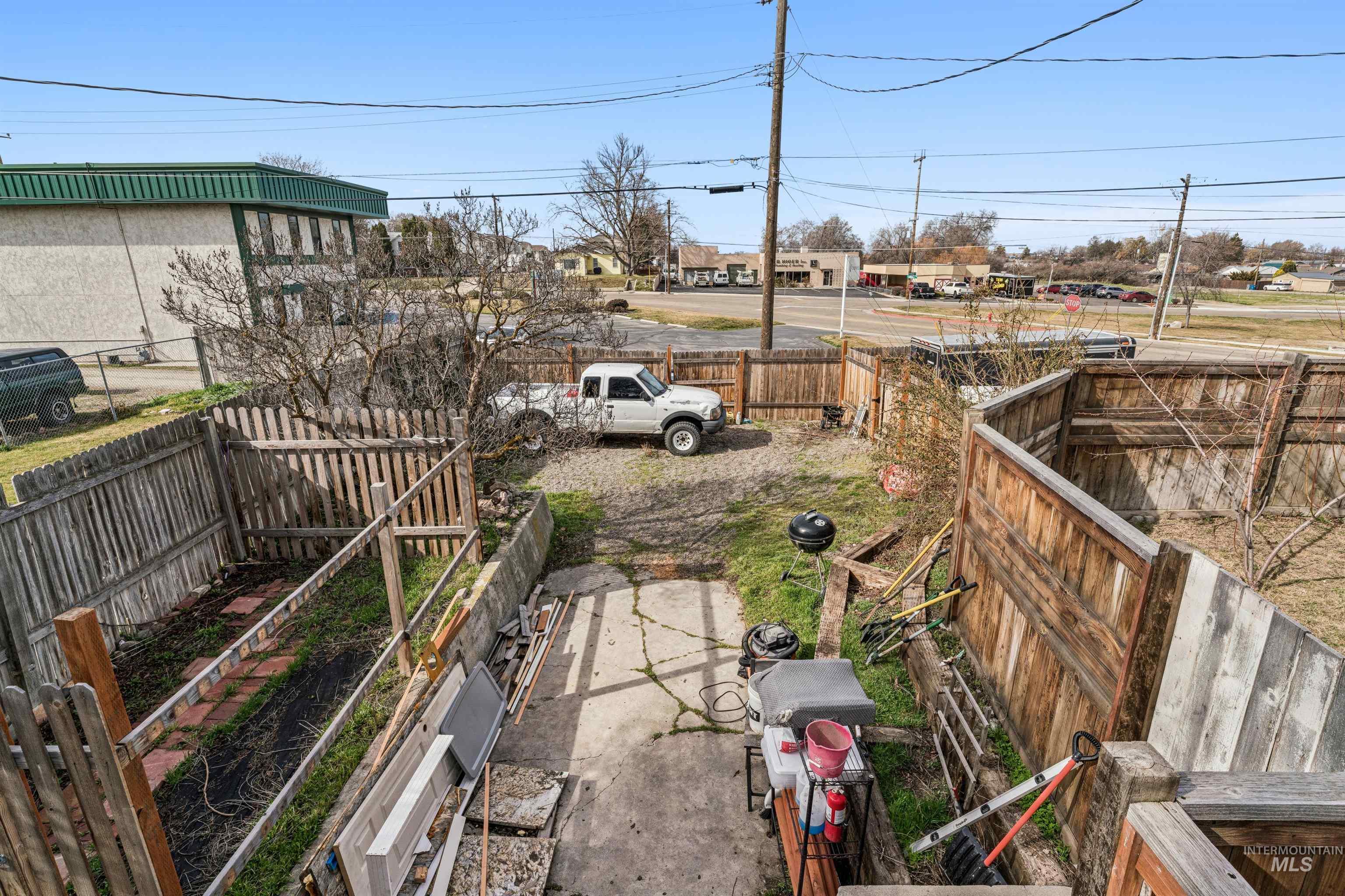 124 Halstead Street Caldwell, ID 83605 - Photo 37 of 42 Fenced backyard with a residential view