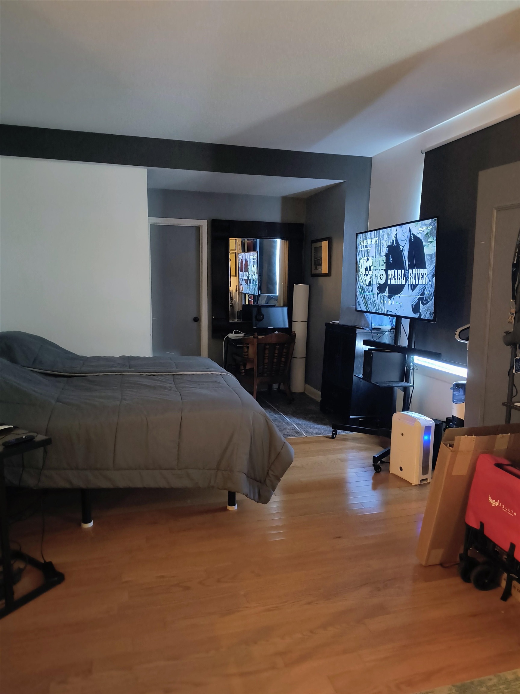 109 North Main Street, Unit 1007 Memphis, TN 38103 - Photo 5 of 18 a bedroom with furniture and a bed