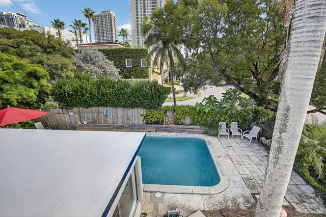 a view of a house with backyard