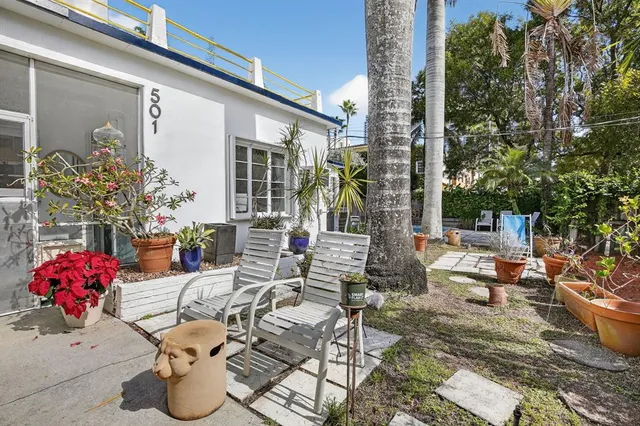 a view of a backyard