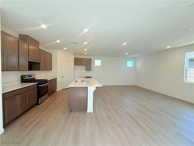 $2,500 | 6616 Bowery Street, Las Vegas, NV 89148