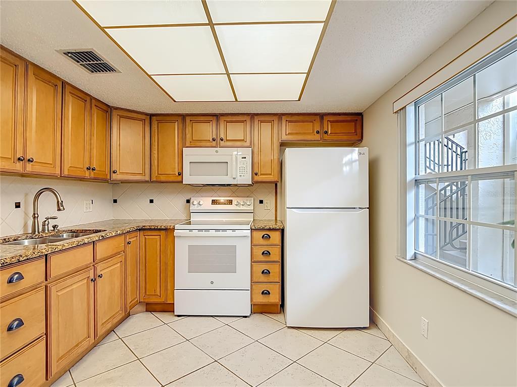 831 Maple Court, Unit 109 Dunedin, FL 34698 - Photo 4 of 14