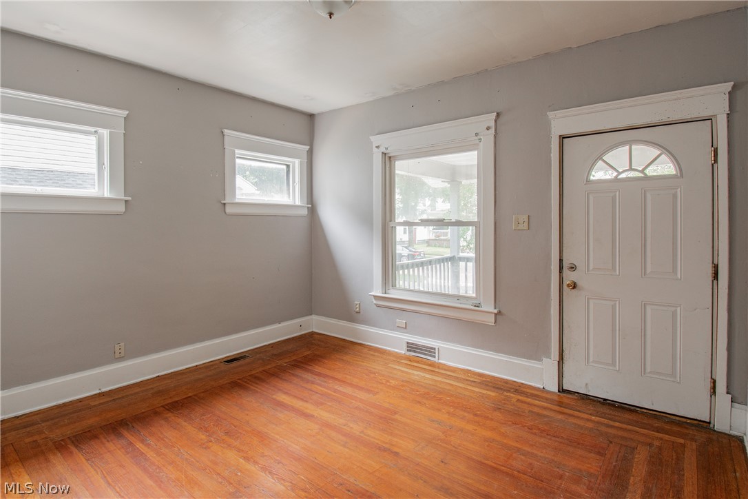 665 Thayer Street Akron, OH 44310 - Photo 4 of 38