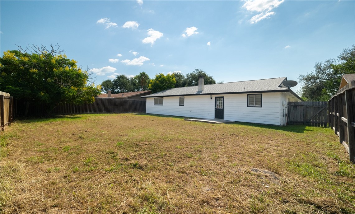 1021 Espana Drive Portland, TX 78374 - Photo 10 of 10 a backyard of a house