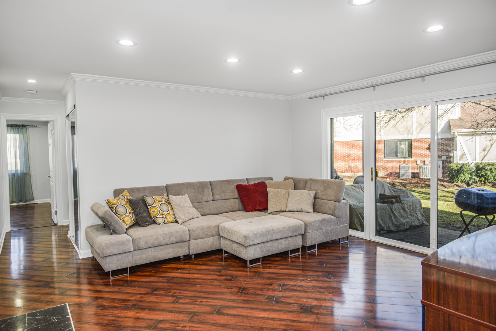 1168 Middlebury Lane, Unit A1 Wheeling, IL 60090 - Photo 2 of 28 a living room with furniture and a large window