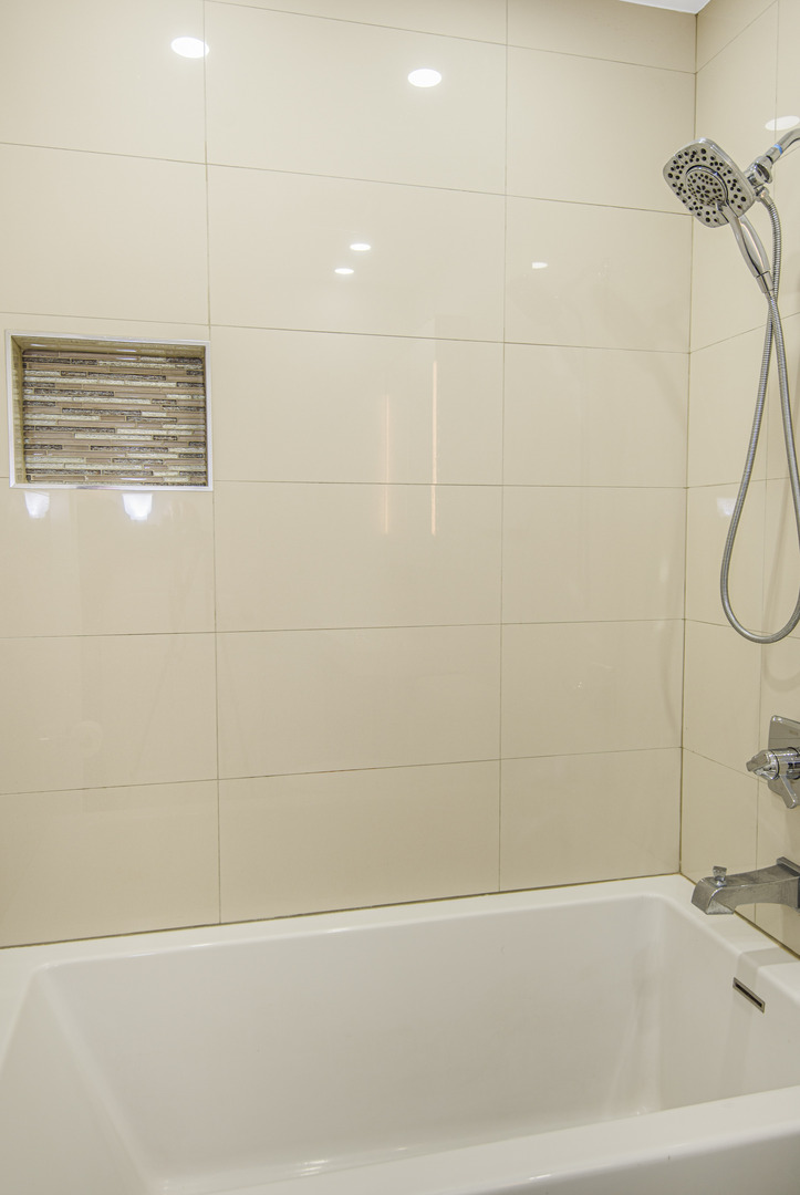 1168 Middlebury Lane, Unit A1 Wheeling, IL 60090 - Photo 22 of 28 a bathroom with a bathtub