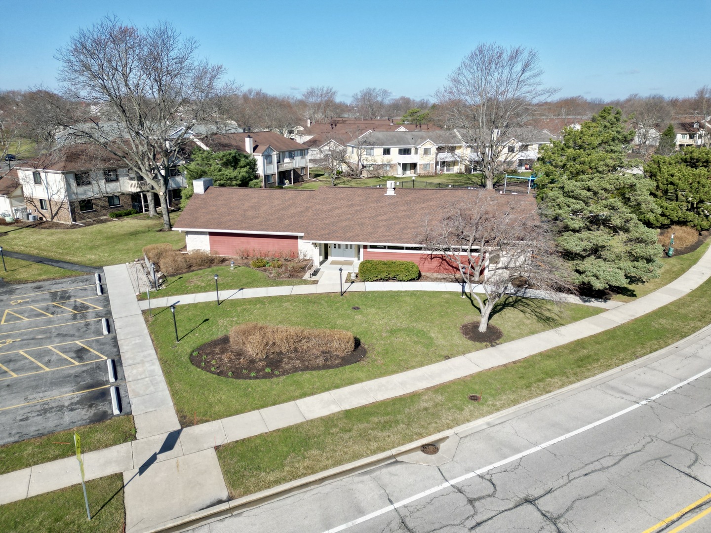 1168 Middlebury Lane, Unit A1 Wheeling, IL 60090 - Photo 25 of 28 an aerial view of a house with a yard