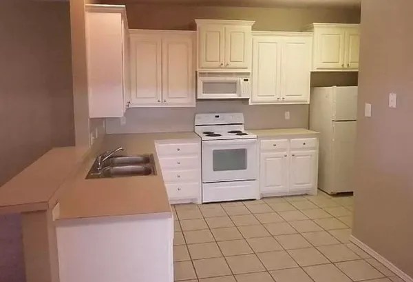 $1,150 | 505 North Clinton Avenue, Unit B, Lubbock, TX 79416