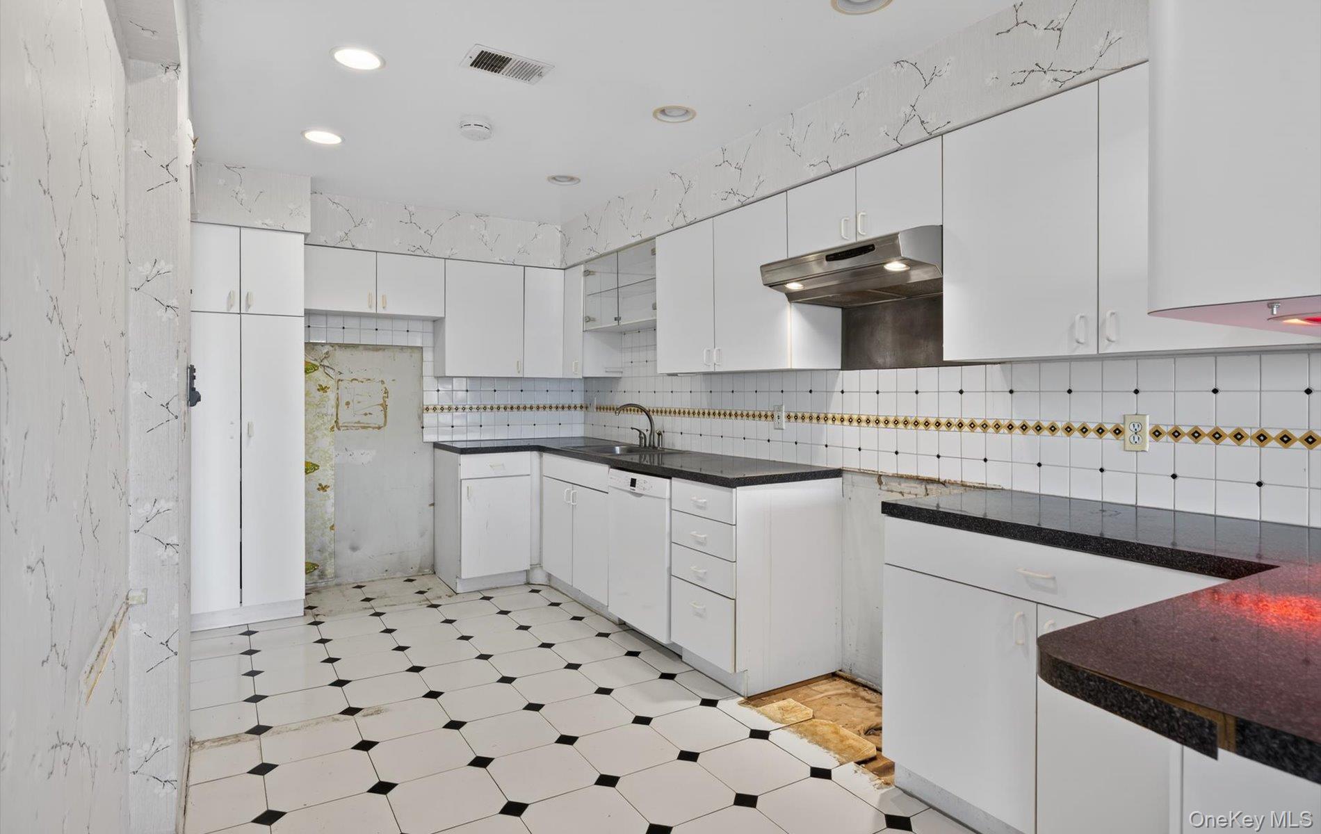 100 South Middle Neck Road, Unit 305 Great Neck, NY 11021 - Photo 13 of 45