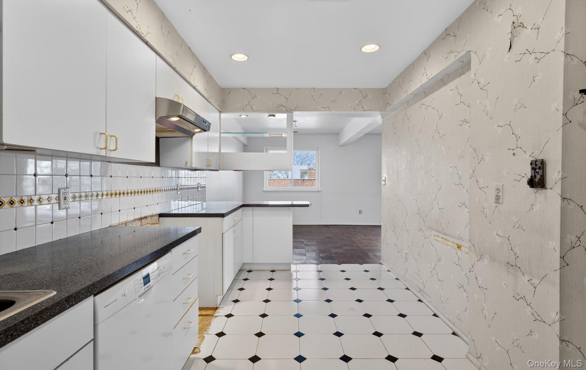 100 South Middle Neck Road, Unit 305 Great Neck, NY 11021 - Photo 16 of 45