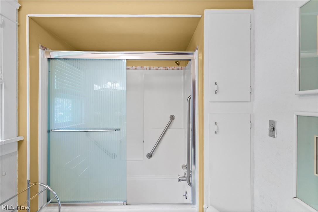2512 Lee Road Cleveland, OH 44118 - Photo 29 of 35 2nd floor bath