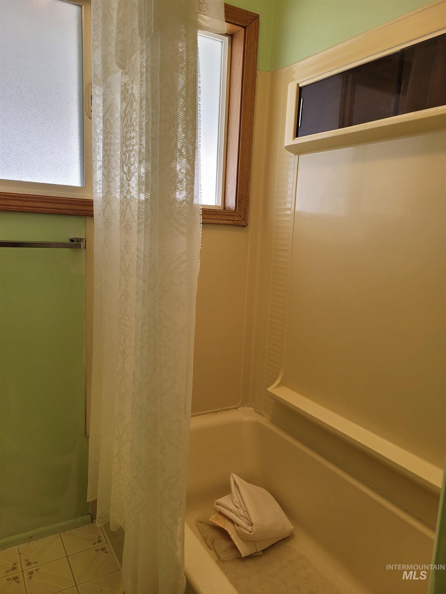 401 South 4th Street Rupert, ID 83350 - Photo 14 of 19 Full bath with shower / bathtub combination with curtain