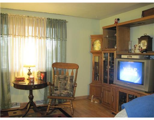 1806 Cowling Road Scottdale, PA 15683 - Photo 9 of 16 Living Room.