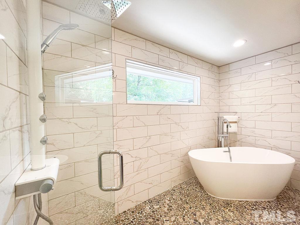 6700 Laurdane Road Raleigh, NC 27613 - Photo 11 of 25 a bathroom with a sink and bathtub