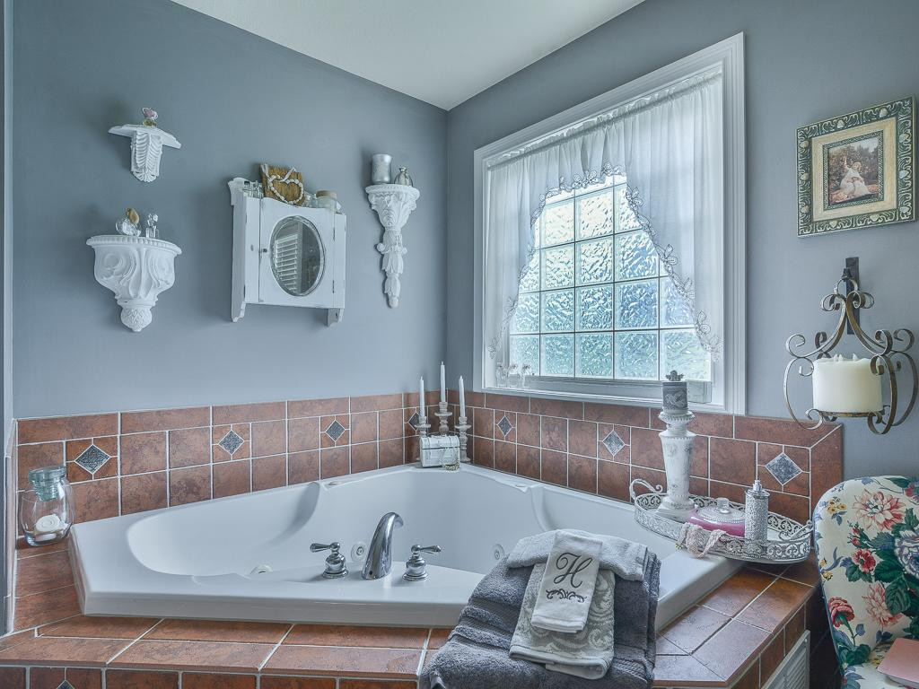 274 Upper Sand Valley Road Jonesborough, TN 37659 - Photo 19 of 36 Jacuzzi tub