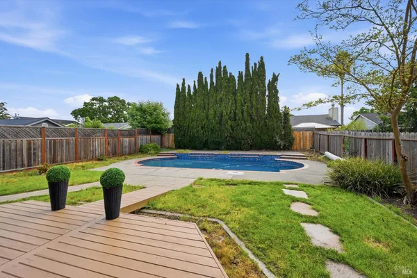 a view of a backyard