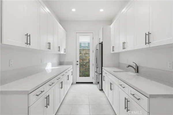 a view of entryway with a front door