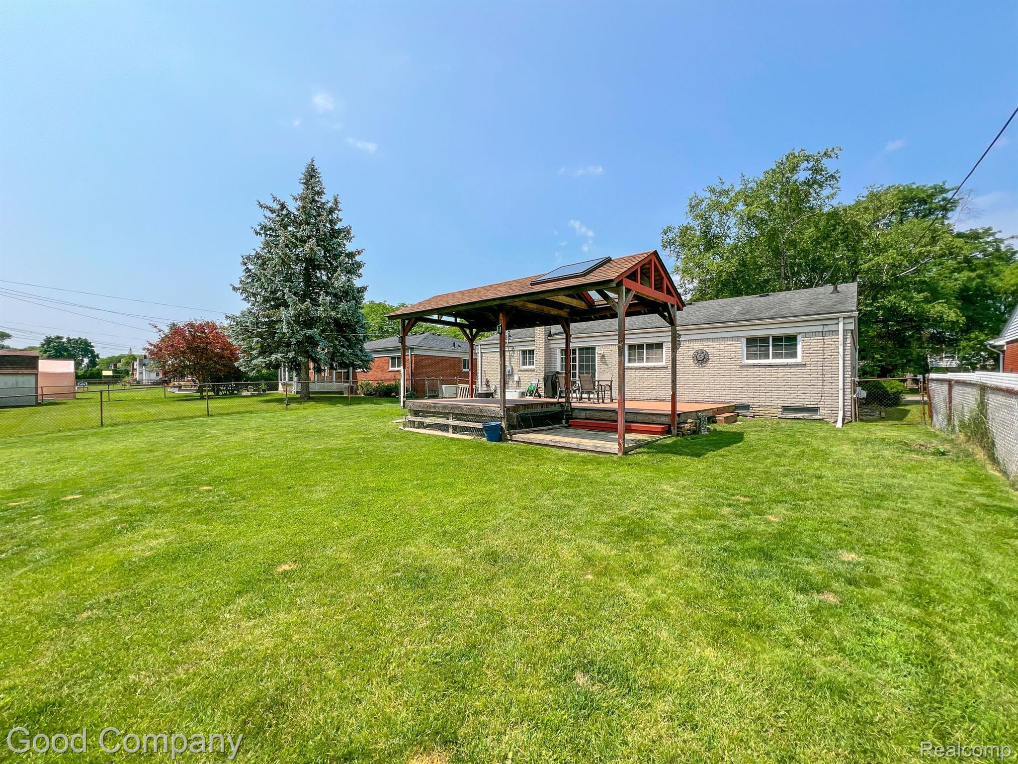 14418 Merriman Road Livonia, MI 48154 - Photo 21 of 26 Room to play!