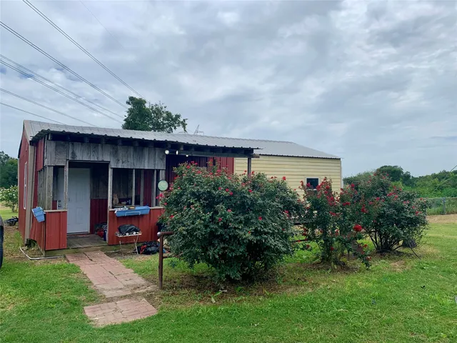 a view of a back yard of the house