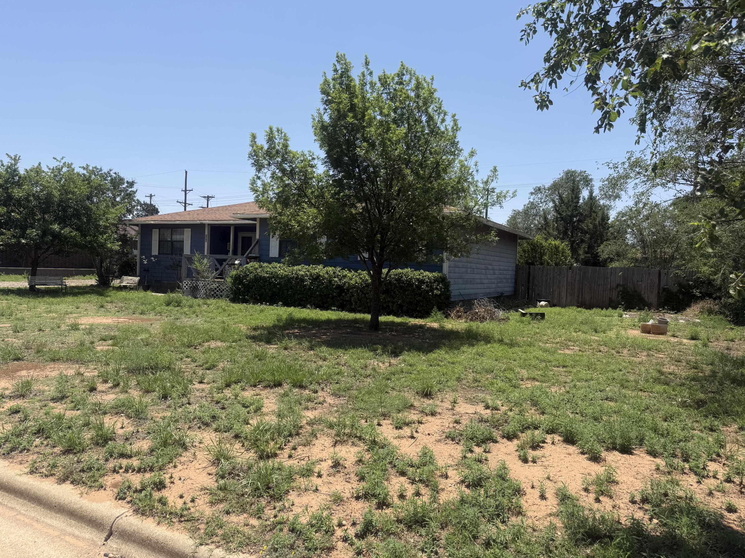 105 81st Street Lubbock, TX 79404 - Photo 4 of 22 105 81st frong view side